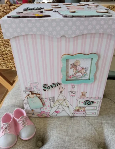 Caja rosa decorada con detalles para bebe