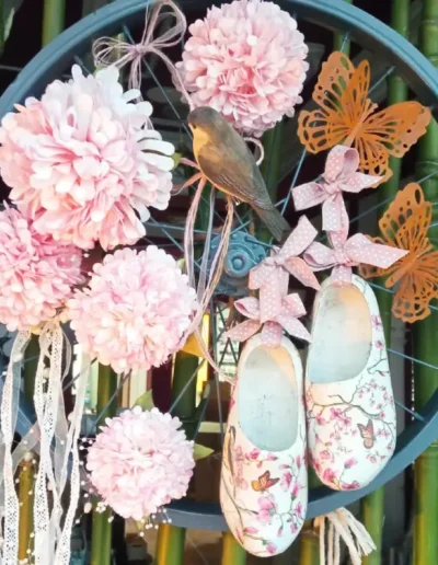 Cuadro de rueda de bicicleta pintado y decorado con flores y otros elementos