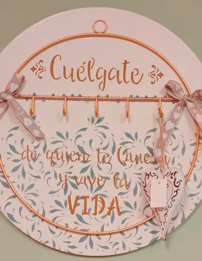 Cuadro con frase cuelgallaves