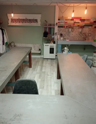 Taller de manualidades mesa de trabajo grupo