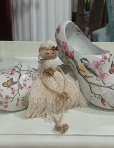 Zuecos pintados y decorados con flores